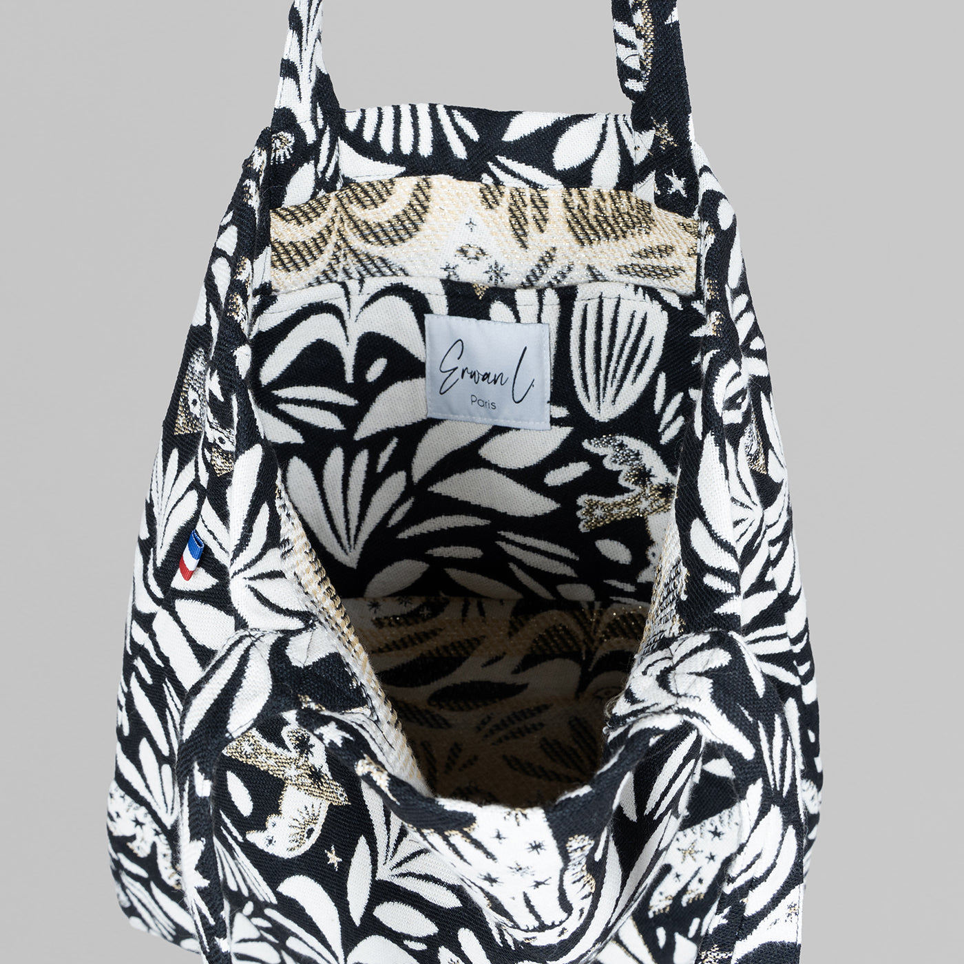 Daily tote