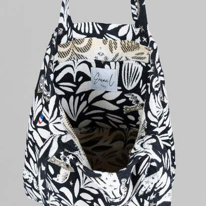 Daily tote